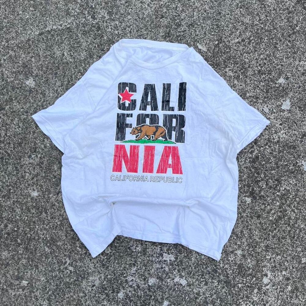 California White Shirt Size Medium Graphic Tee Red Green Boxy Cropped